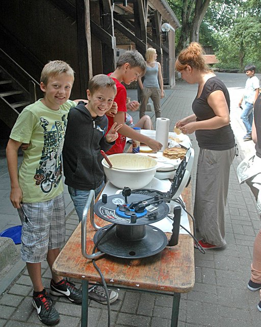 Die "Waffelback-Abteilung" im Einsatz: Speziell für Bürgermeister Ulrich Roland wurden auf dem "Heidhof" frische Waffeln gebacken. Wie viele der leckeren Köstlichkeiten schon unmittelbar nach dem Backvorgang auf ihre Schmackhaftigkeit getestet wurden, ist nicht bekannt.