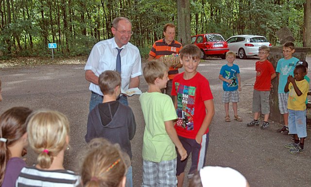 Überraschung für den Bürgermeister: Die "Waffelbäcker" konnten doch noch zwei frische Exemplare vor den hungrigen "Testessern" retten und an Ulrich Roland überreichen.
