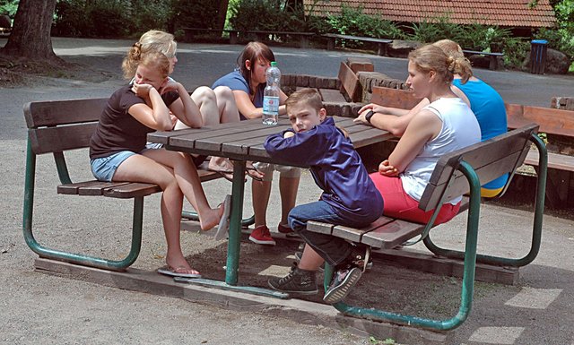 Warten auf den Bürgermeister: Puh, ist das langweilig! Ob er denn wenigstens pünktlich ist?
