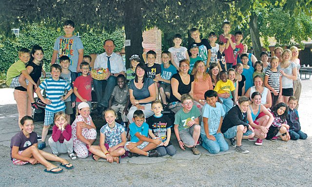 Gruppenfoto mit Bürgermeister. Einige der Kinder hatten dabei aber auch das Süßigkeiten-Körbchen in den Händen von Ulrich Roland fest im Blick.
