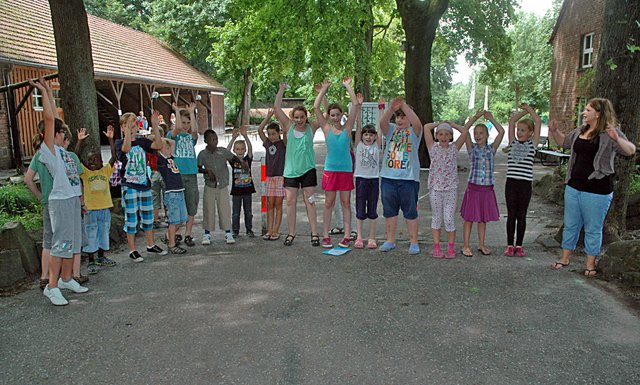 Wir üben schon mal die "La Ola"-Welle! Gleich kommt der Bürgermeister zu Besuch.