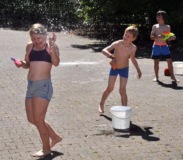 Angesichts des hochsommerlichen Wetters stehen „Wasserspiele“ bei der Caritas-Stadtranderholung auf dem „Hof Zeller“ im Norden Gladbecks hoch im Kurs.
