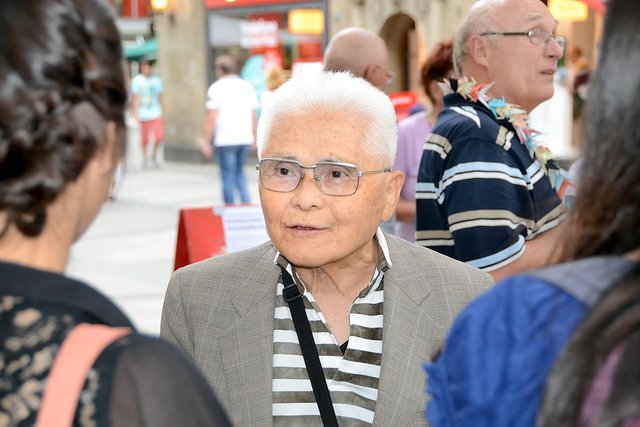 Hibakusha Kazuo Soda aus Nagasaki im Gespräch mit Demonstranten.