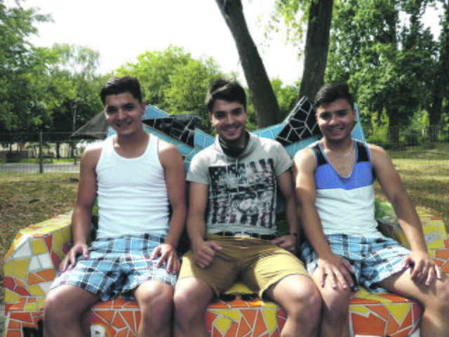 Drei junge Nordstädter, die gerne in ihrem Viertel leben: v.l.: Yunus, Ahmet und Süleyman sind als Drillinge nur durch ihre Frisuren zu unterscheiden.