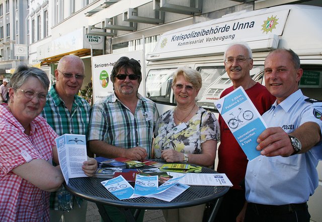 Informierten auf dem Marktplatz Unna: (v.l.) Heidemarie Heyer aus Schwerte, Kriminalhauptkommissar Volker Timmerhoff (Kommissariat Prävention/Opferschutz), Horst Siewert aus Unna, Gerda Brucksteg aus Unna, Wolfgang Palm aus Bergkamen und Polizeihauptkommissar Ludger Happel (Verkehrserziehung).