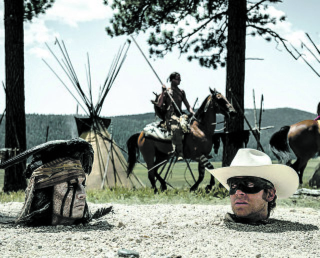 Freundschaft ist reine Kopfsache: Johanny Depp (rechts) als Tonto, der Indianer, und Armie Hammer als "Lone Ranger".