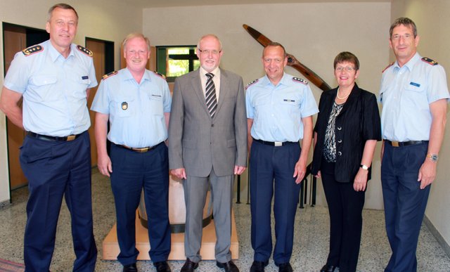: Gruppenbild mit Dame (von links): Generalleutnant Joachim Wundrak, Brigadegeneral Peter Gorgels, Bürgermeister Gerhard Fonck, Oberst i.G. Joachim Bohn, Stv. Bürgermeisterin Maria Ingenerf und Brigadegeneral Günter Giesa