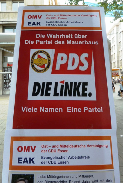 Die „Geschichtliche-Informationsbilderwand 2012 - Die Wahrheit über die Partei des Mauerbaus“ fand viel Interesse bei den Bürgerinnen und Bürgern und regte zum Teil heftige und kontroverse Diskussionen an.