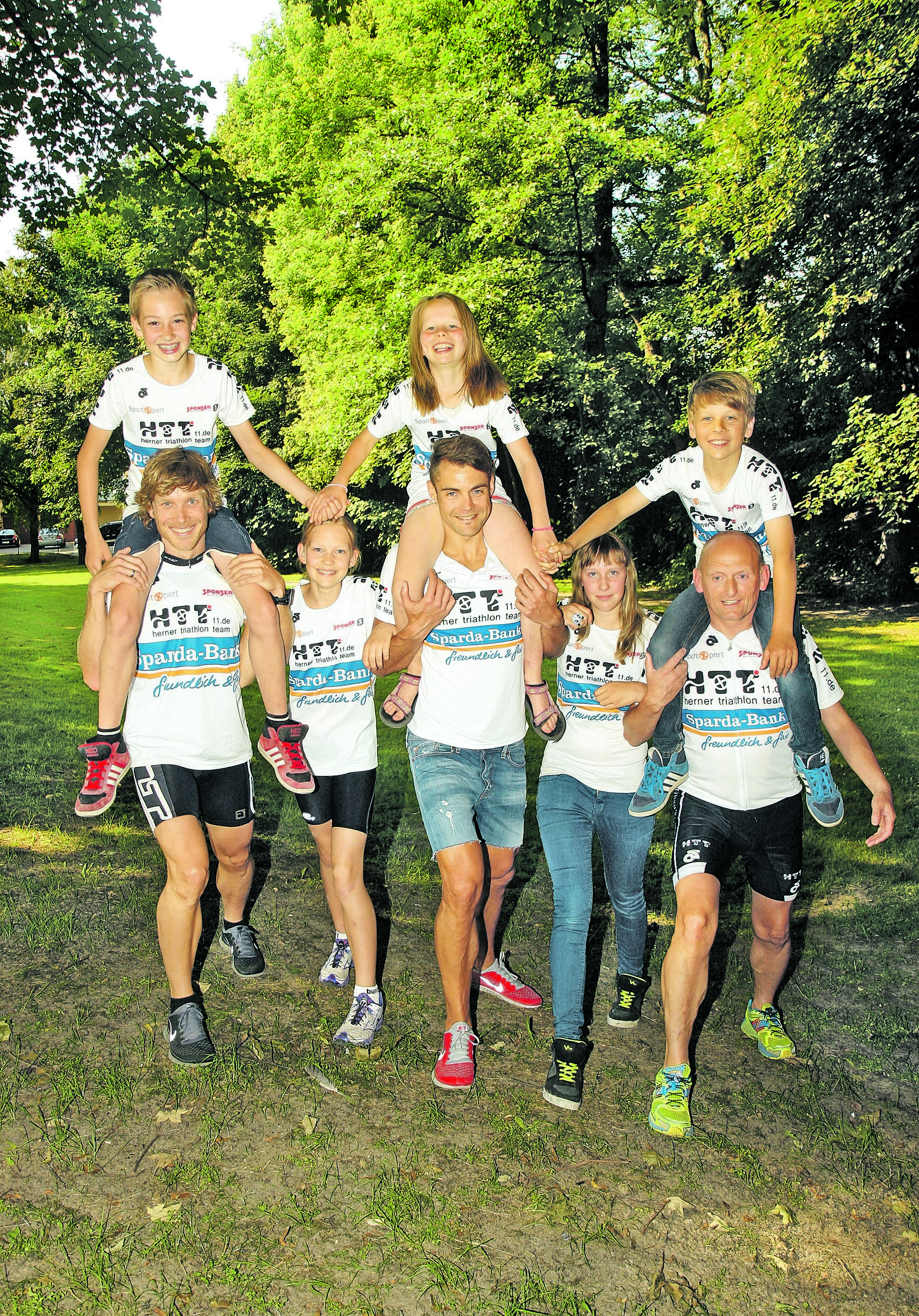 Ein Vorschlag für eine neue Disziplin? Nein, Sven Abbing, Thorsten Ratberg und Kalle Dietz tragen die Kinder Josh, Paula und Sören nur für unser Foto auf den Schultern. Annika und Denise wollen nicht so hoch hinaus. Alle Foptos: Detlef Erler