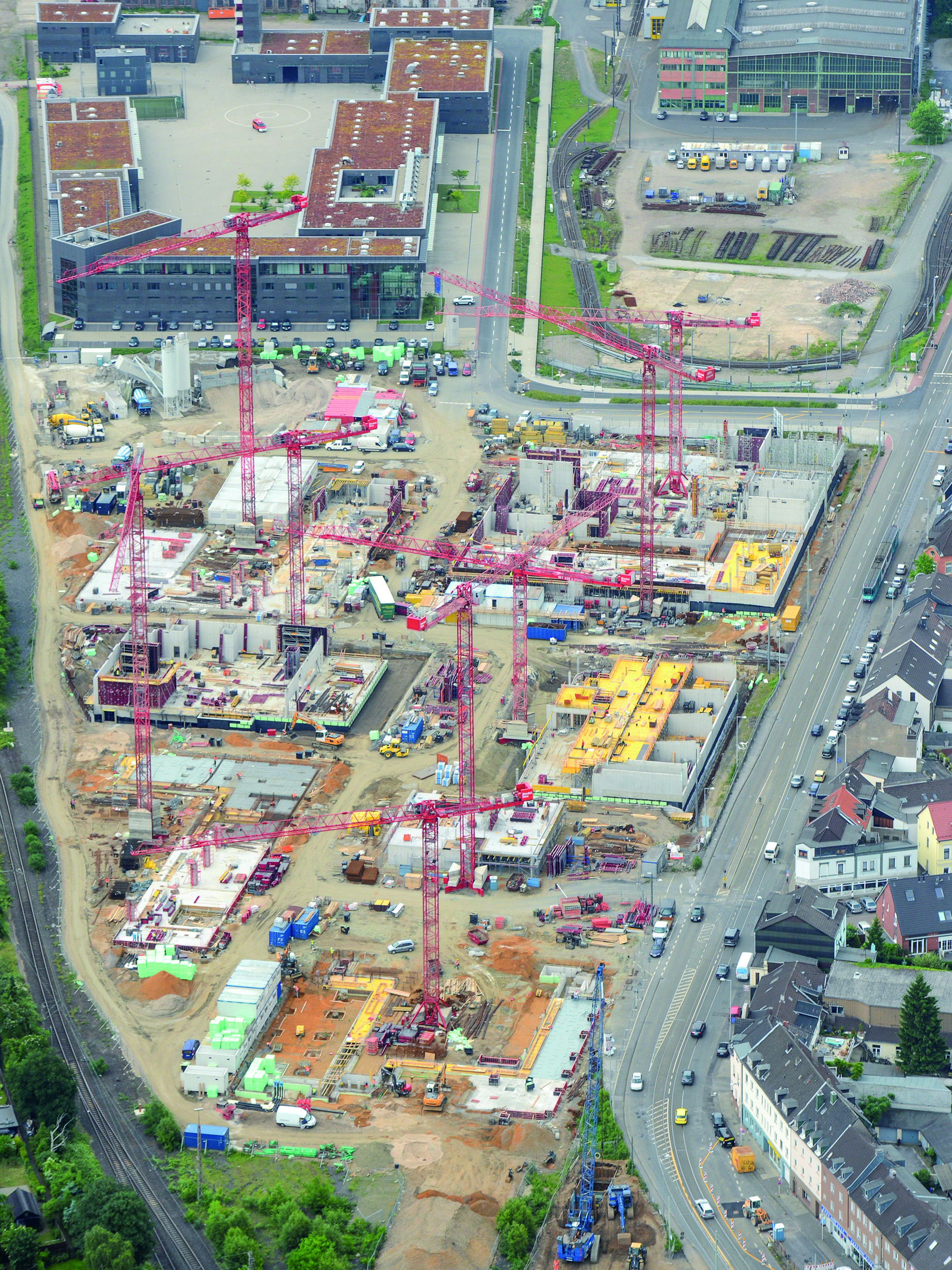 Die Duisburger Straße wird auf Höhe der HRW-Baustelle fit für den Hochschulbetrieb gemacht.