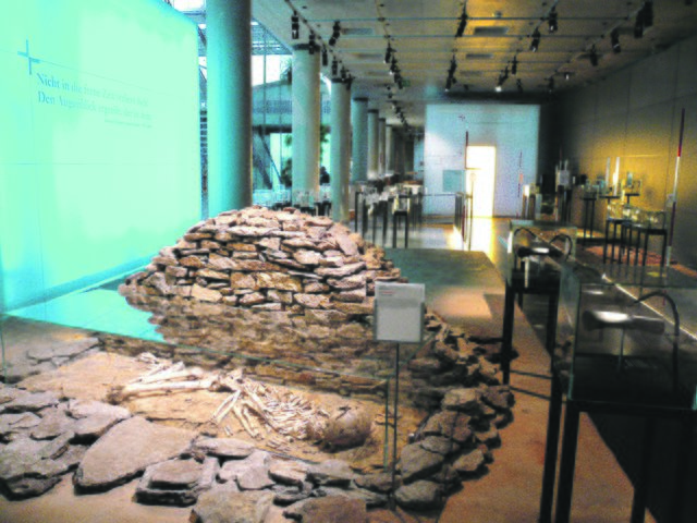 Die Exponate sind so inszeniert, als würden sie sich noch an der Fundstelle befinden: frisch ausgegraben.
Foto: LWL-Archäologie für Westfalen