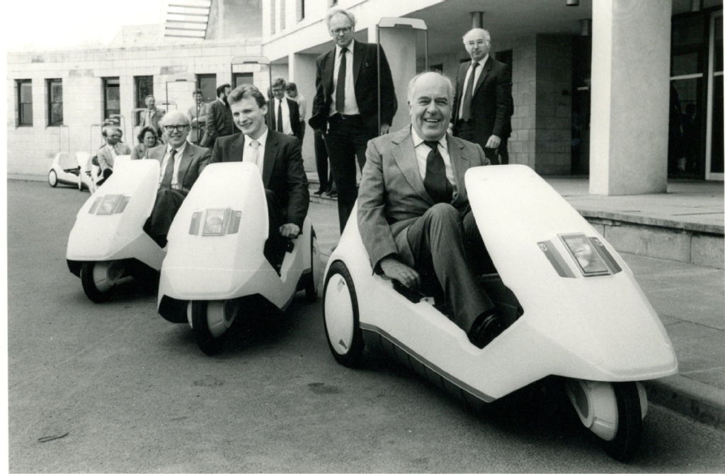 Der Sinclair C5 ist ein 1981 von Sir Clive Sinclair entwickeltes und von Hoover produziertes dreirädriges Elektrofahrzeug. Sinclair glaubte, mit diesem Fahrzeug den Personennahverkehr revolutionieren zu können. Der C5 war mit einem Elektromotor ausgestattet, den man mit Pedalen unterstützen konnte