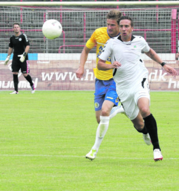 David Jansen (weißes Trikot) platziert seine Bälle bevorzugt am Gebälk - bisher. Foto: Carsten Walden