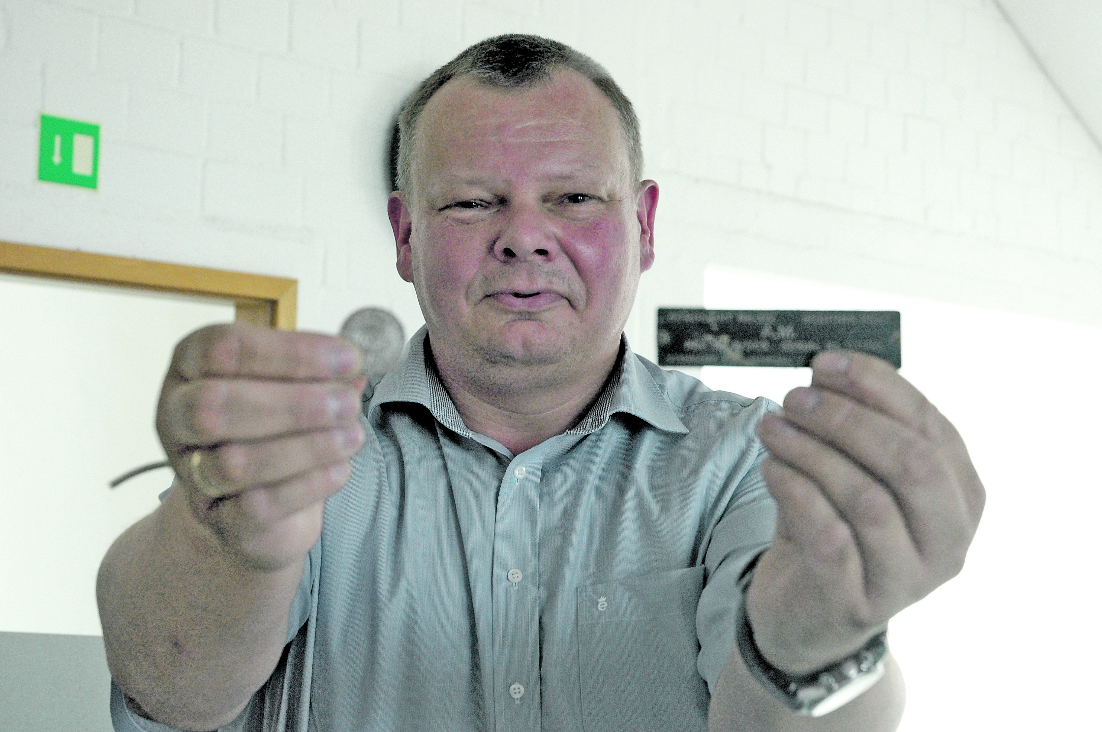 Unter anderem eine Zwei-Schilling-Münze und das Typenschild des Bombers fand Jürgen Lohbeck mit seinem Team an der Absturzstelle.