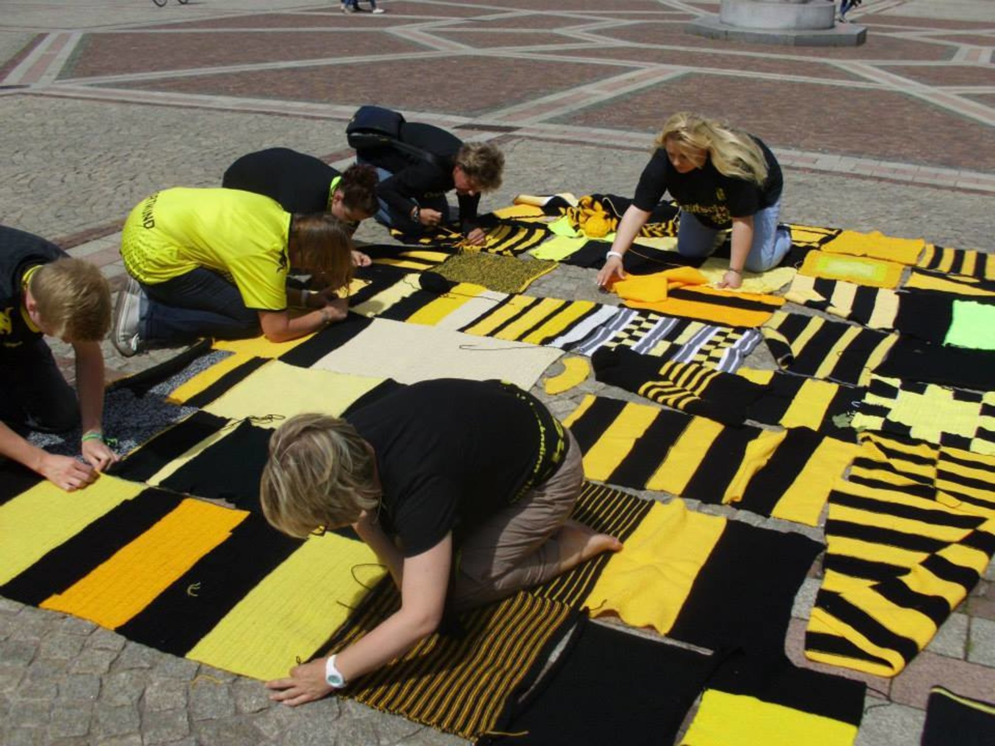 Bvb Fans Fertigen Teppich In Grosse Des Signal Iduna Parks Hemer