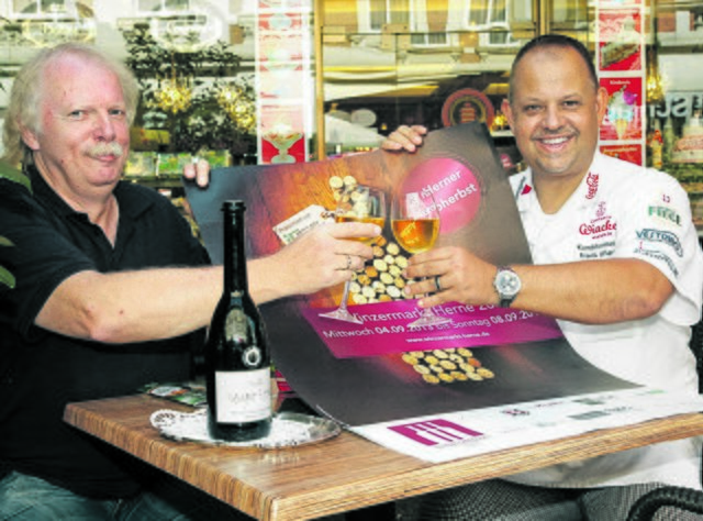 Ein Prost auf den Winzermarkt: Norbert Menzel (links) und Frank Wiacker vom Vorstand der IG Herne City. Foto: Erler