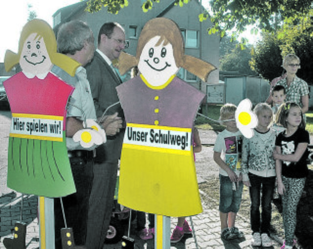 Zur offiziellen Vorstellung der nun im Umfeld der „Albert-Schweitzer-Schule“ stehenden Warnpuppen kam auch Bürgermeister Ulrich Roland, der nicht mit lobenden Worten für das Engagement des Vereins „Lebenswerter Wohnen - Luftschacht“ sparte.