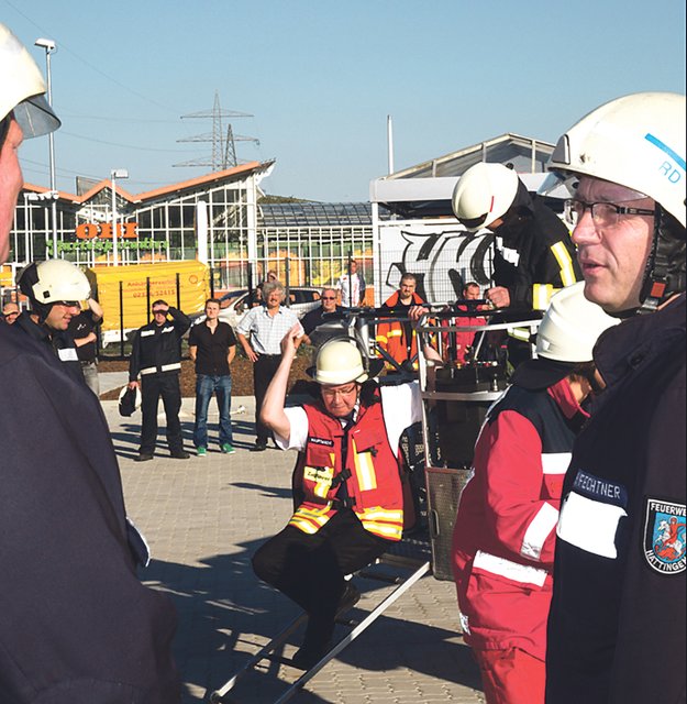 Zum Abschied hatten die Kollegen Jürgen Rabenschlag einige kleinere Aufgaben gestellt, die der scheidende Feuerwehrchef jedoch gewohnt souverän über und rund um die neue Feuer- und Rettungswache meisterte. Auf dem Foto krabbelt er gerade aus einem Korb, der ihn per Drehleiter hoch in den wolkenlos-blauen Himmel am Wildhagen gehoben hatte.