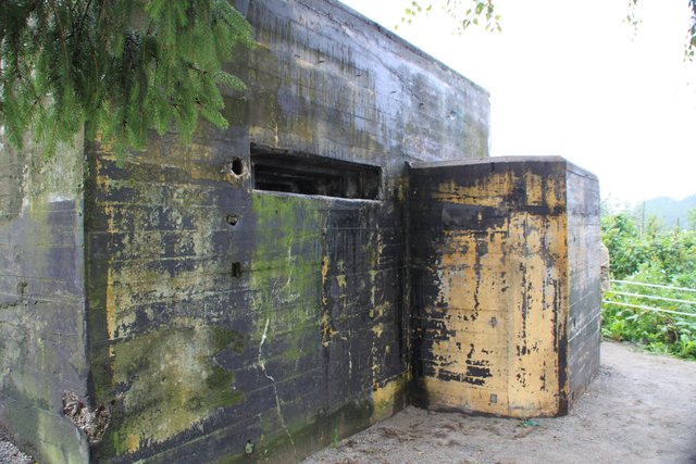 Leitbunker mit Splitterschutzwall vor dem Eingang