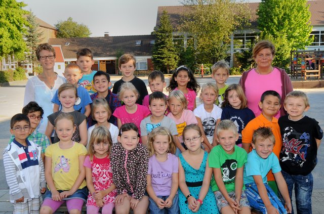 Klasse 1b Grundschule Bruchfeld mit ihrer Klassenlehrerin Bettina Stasiak und  Antje Tietböhl, Sonderpädagogik