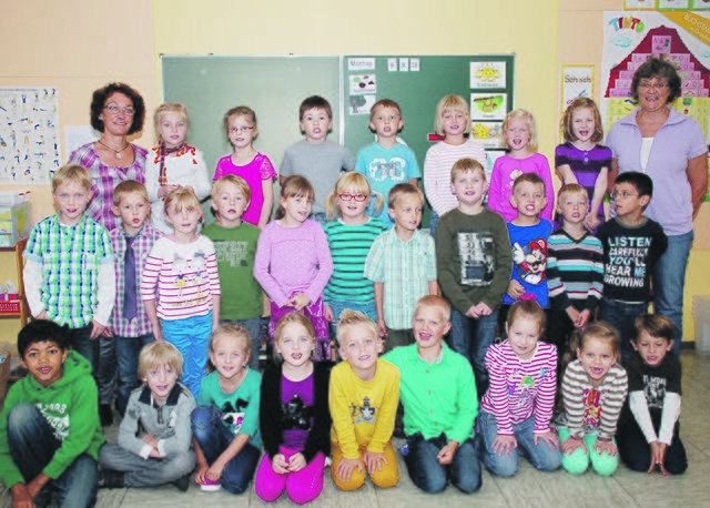 Klasse 1b Grundschule Holthausen mit Klassenlehrerin Janine Riesor-Caputo und Fachlehrerin Heike Elmering-Knüpp