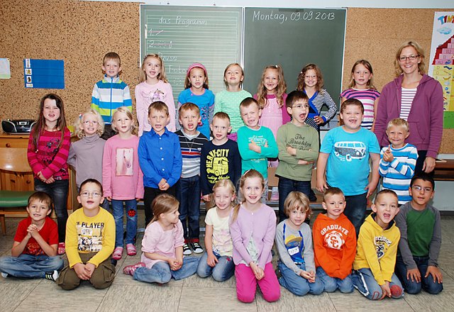 Klasse 1a der Grundschule Holthausen mit ihrer Klassenlehrerin Sandra Fengler