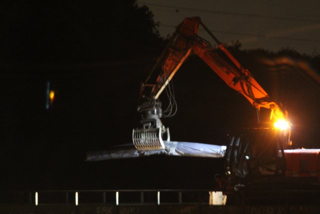 Der Bagger auf der Amalia-Brücke, die abgerissen wiord