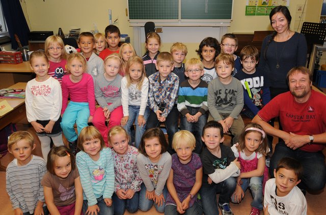 Klasse 1a Grundschule Niederwenigern mit Klassenlehrer Rolf Kaßner, Praktikantin Annabella Schüth