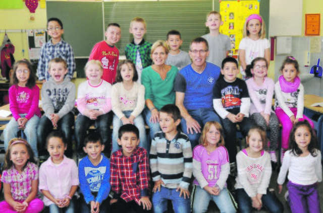 Klasse 1a Grundschule Heggerfeld mit Klassenlehrer Jens Neuhaus und Melanie Schaller, Fachlehrerin Mathe
