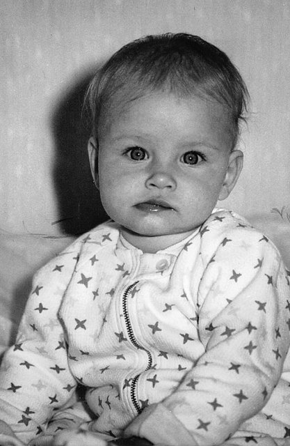 Mit großen Augen schaut die kleine Sabine in die Welt.
Foto: Hans von der Beck