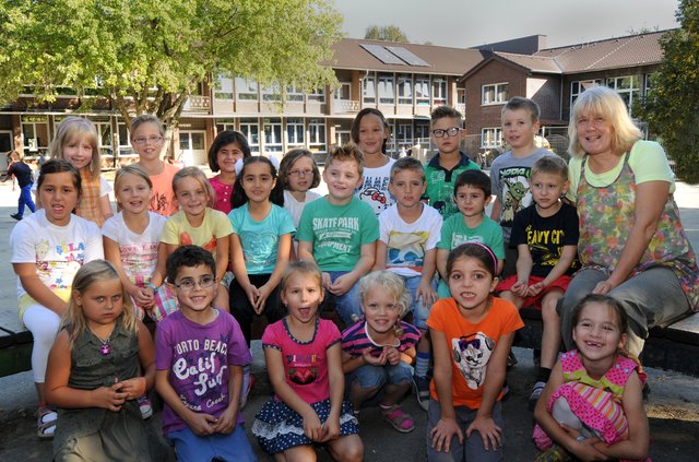 Klasse 1b der Grundschule Erik Nölting mit ihrer Klassenlehrerin Sabine Herbst