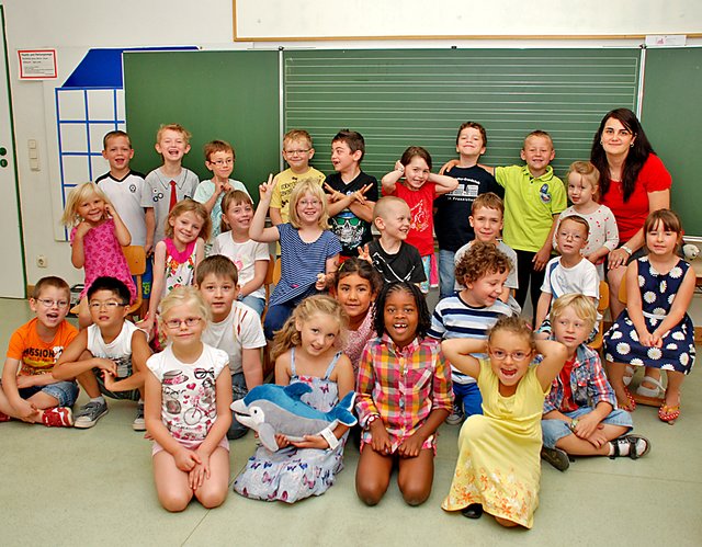 Klasse 1b der Katholischen Grundschule Weiltor mit ihrer Klassenlehrerin Francesca Runo