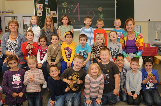 Klasse 1b Grundschule Heggerfeld mit Klassenlehrerin Gabriele Balzer (r) und Fachlehrerin Britta Degenhardt
