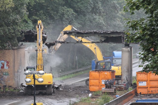 Die Brücke der ehmaligen Amalia-Bahn ist bald nur noch Geschichte.