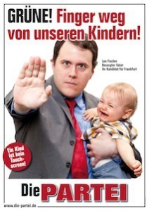 Dieses Wahlplakat der Partei DIE PARTEI ist nicht gefälscht. Die Partei DIE PARTEI thematisiert den Pädophilie-Skandal der Grünen: "Grüne! Finger Weg von unseren Kindern. Ein Kind ist kein Touchscreen!" Steckt die Partei DIE PARTEI hinter den Nonsens-Wahlplakaten der anderen Parteien?