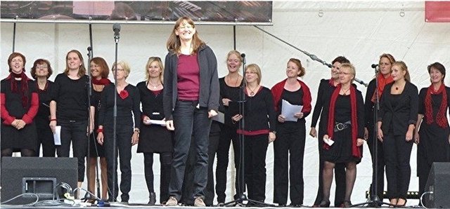 Der Starke Stimmen-WorkshopChor und Solistin Sabine Kaminski