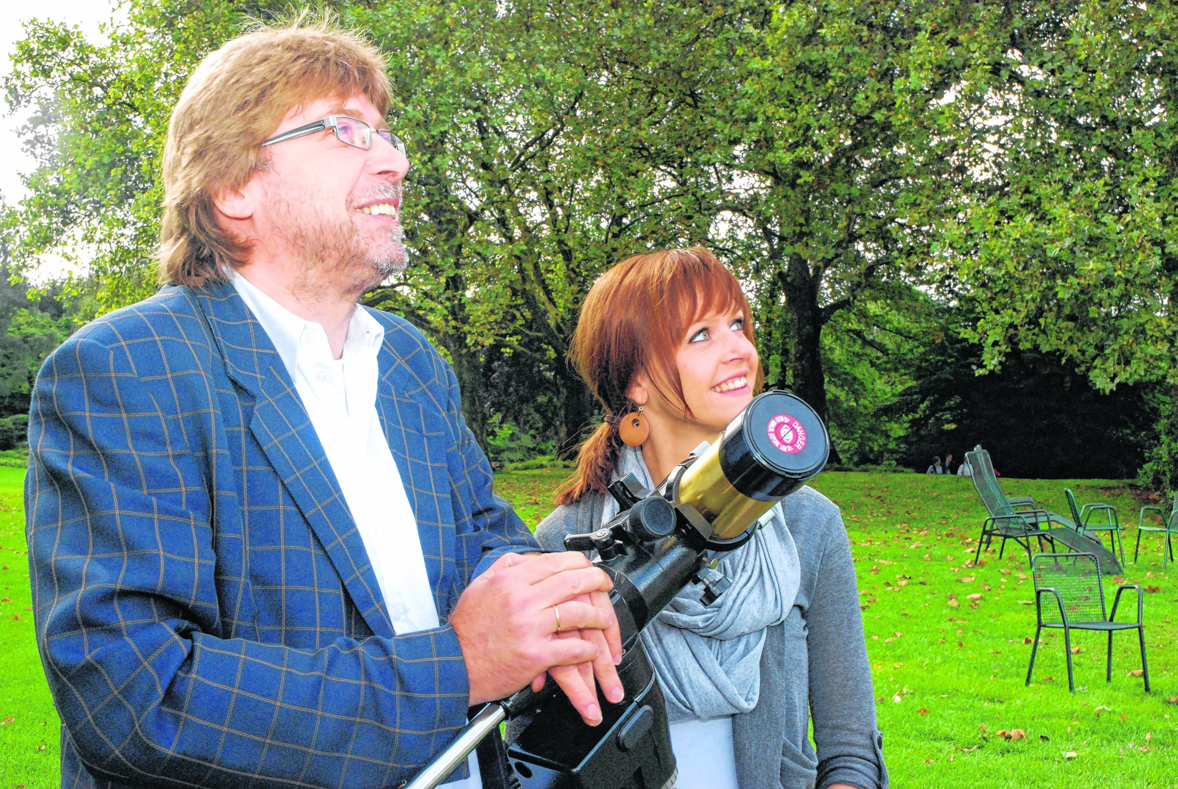Thomas Bourgon von der Walter-Hohmann-Sternwarte und Julia Trippler vom Grugapark wagen einen ersten Blick zum Himmel.