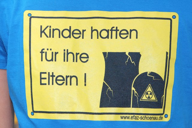 "Es gibt eine Alternative zu den unwilligen Regierungen und zur Gewinnmaximierung der Großkonzerne: Eine lokal gesteuerte Energieversorgung, gestützt auf dezentrale Erzeugung, kurze Netzwege und erneuerbare Energieträger, bietet sowohl ökologische als auch regional- und volkswirtschaftliche Vorteile. Für die Stadt und uns Verbraucher ist sie wirtschaftlicher als die Abhängigkeit von marktbeherrschenden, weltweit operierenden Großkonzernen, für die Arbeitsplätze nur Kostenfaktoren sind." DEW-kommunal