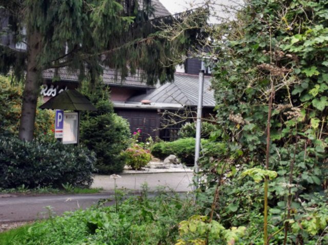 Waldparkplatz und Eingang zur Naherholung "Hees". Im Hintergrund ein vergnügungssteuerpflichtiger Gewerbebetrieb.