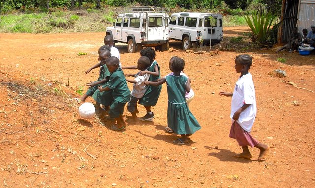 Kinder aus Sierra Leone beim Fußball spielen. Foto: privat