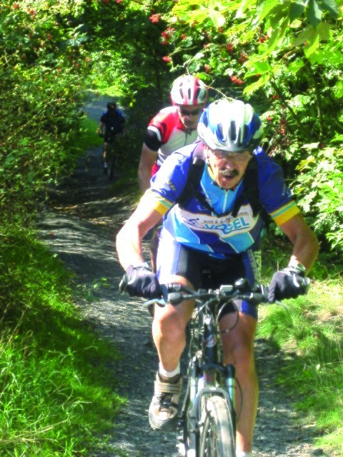 Für die Mountainbiker geht es durch Wälder, Felder und die Natur der Region.