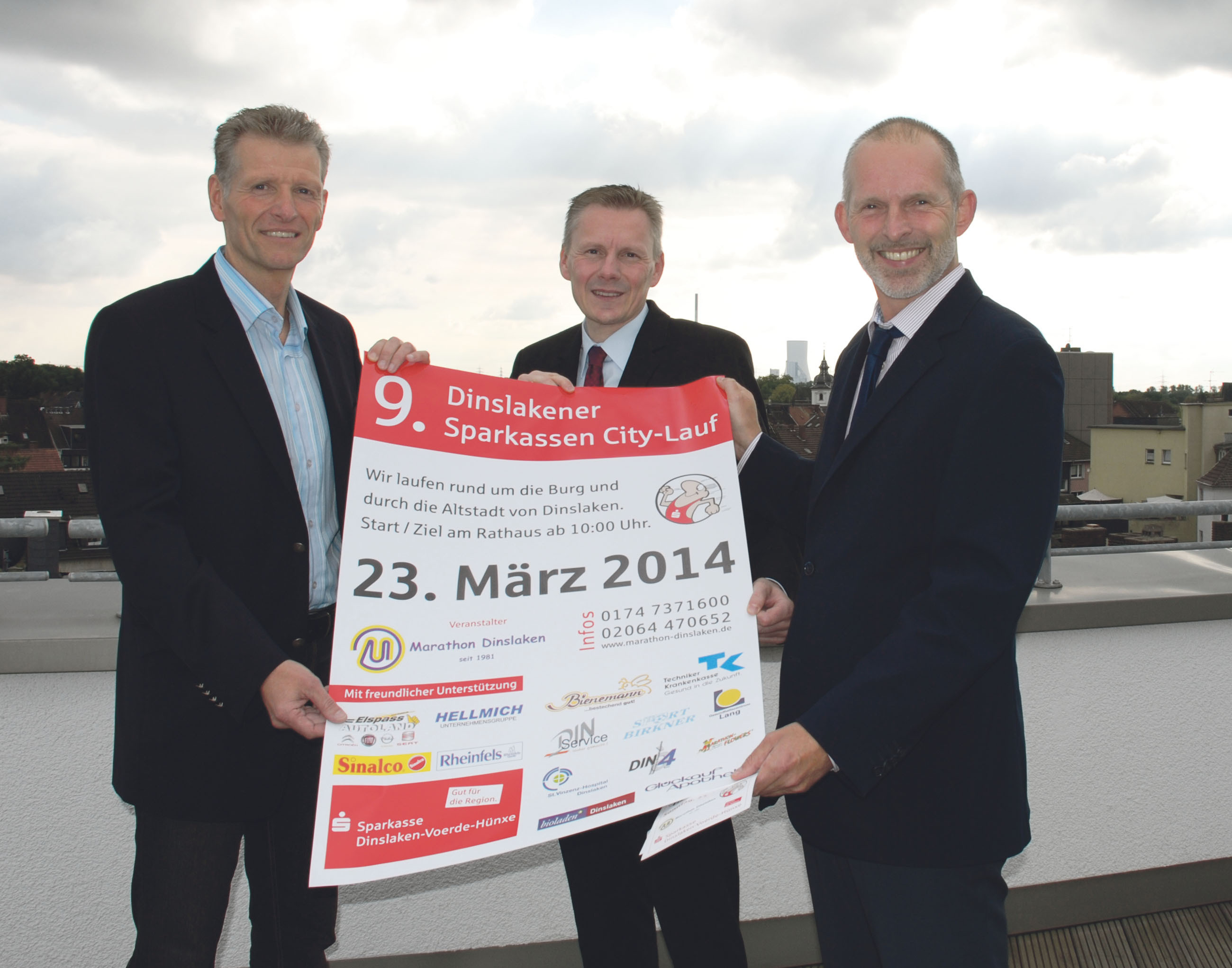 (v.l.) Michael Keuten sowie Ralf Salewski und Jörg Bäumken von der Sparkasse Dinslaken-Voerde-Hünxe, Foto: Maren Frankreiter
