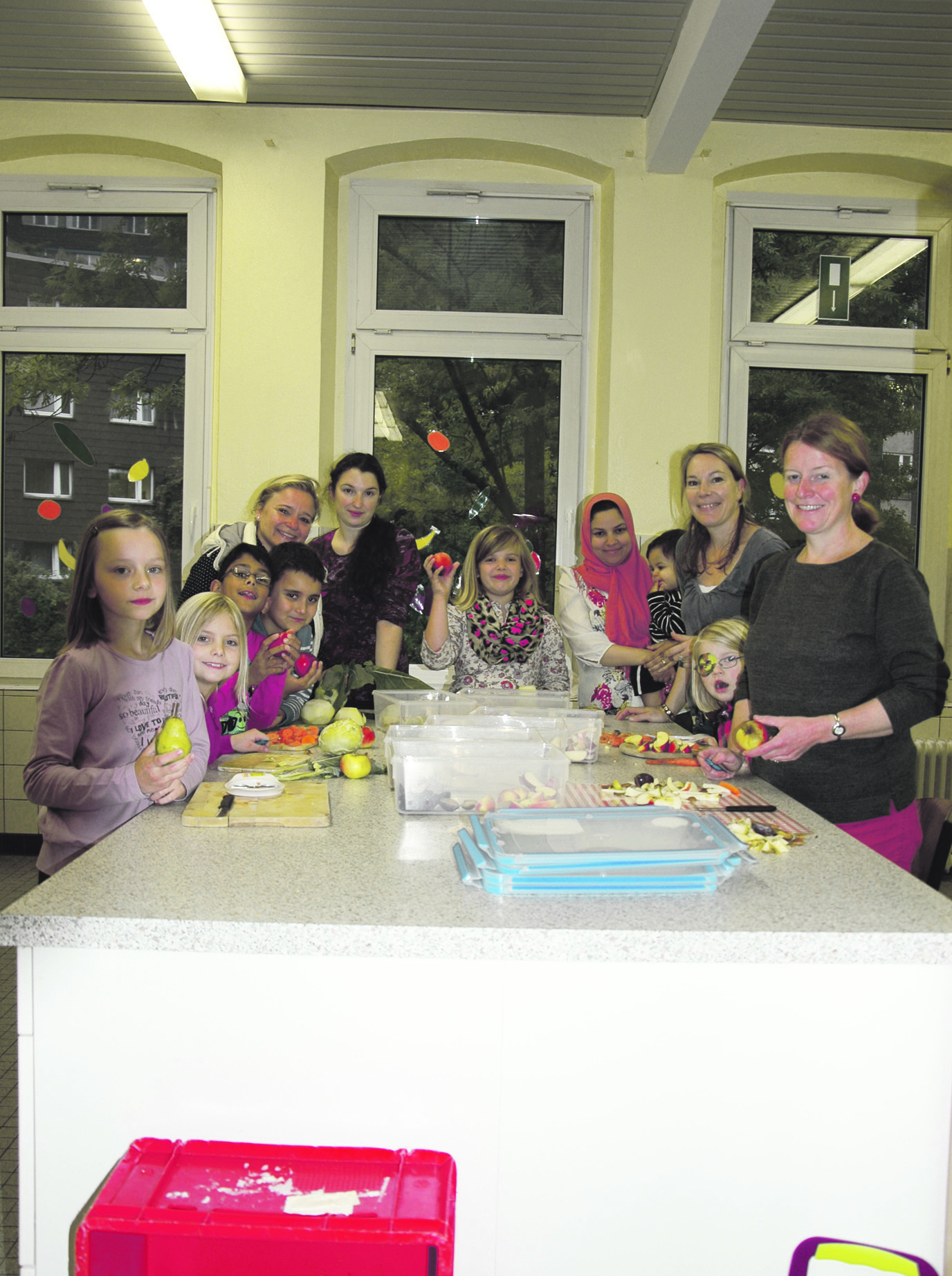 Obst für alle! Sämtliche Hinsbeckschüler bilden reihum die „Obstgruppe“ und schnibbeln, was das Zeug hält. Unterstützt werden sie dabei von einer Gruppe Mütter, die sich bei diesem ehrenamtlichen Einsatz ebenfalls abwechseln. Hinten links im Bild: die kommissarische Schulleiterin Sandra Burchgardt.