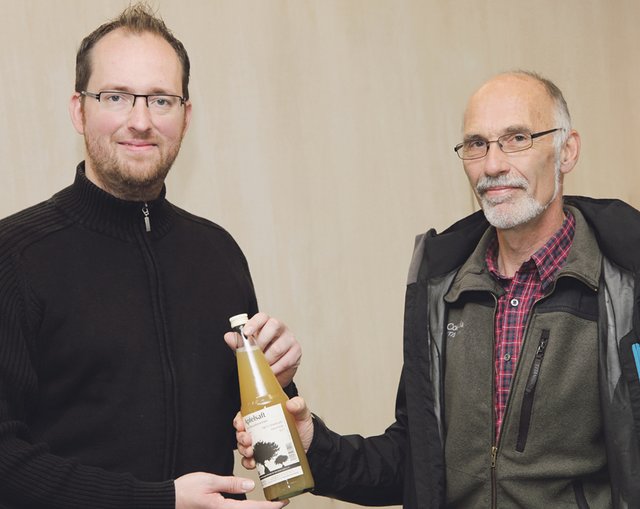 Kleine Unterstützung für mein Veggie-Projekt: Friedrich Angerstein (r.), 2. Vorsitzender vom Arbeitskreis für Umwelt und Heimat, brachte ein Fläschchen Apfelsaft vorbei. Naturtrüber Direktsaft aus Streuobstwiesen aus dem Kreis Unna.