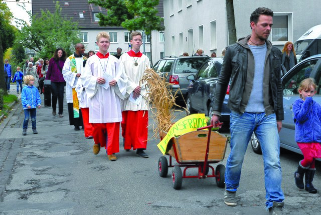 Rund 70 Teilnehmer begleiteten die Prozession auf ihrem Weg nach St. Matthias. Dort fand dann vor rund 300 Gläubigen der ökumenische Dankgottesdienst statt.