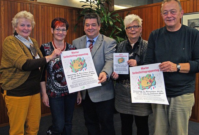 Das Foto zeigt (v.l.) Edelgard Zacharias und Ingeborg Schettler, die beiden Sprecherinnen der Arbeitsgemeinschaft der Selbsthilfegruppen in Marl, und Karola Wohlfarth, Vorsitzende der Frauengruppe im Ortsverein Blaues Kreuz Marl I, sowie Jürgen Leskien, Vorsitzender des Ortsvereins.