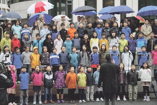 Die Kinder der 4. Klasse der japanischen Schule sangen nach der Planzung des ersten Baumes das japanische Volkslied „Sakura“. Foto: Siegel