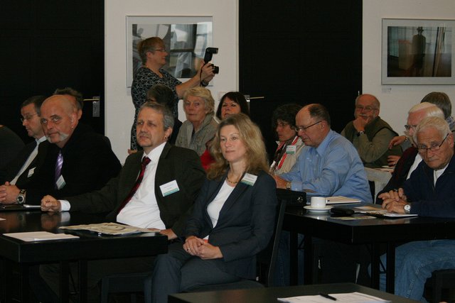 Dr. Barbara Keck, Kriminaloberkommissar Peter Vahrenhorst und Kriminaloberkommissar Lutz Hohaus vom Landeskriminalamt Nordrhein-Westfalen in der vorderen Reihe