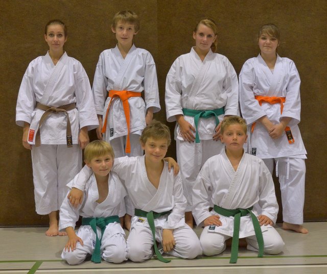 Shotokan Wesel Team stehend, Janine Müller, Lukas Kocks, Ayleen Reddmann, Sofia Buschholz, sitzend Lukas Schikorra, Pascal und Dominik van Dyk.