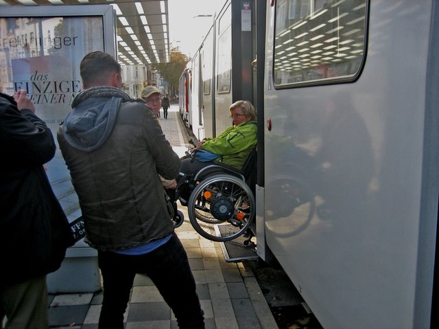 Rollstuhlversuch mit Straßenbahn am Belsenplatz